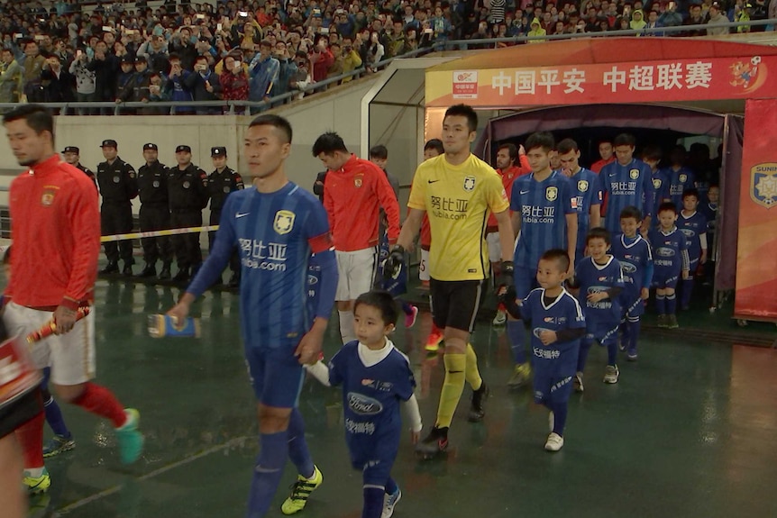 Các cầu thủ của Jiangsu Suning và Guangzhou Evergrande ra sân trong một trận đấu thuộc Super League Trung Quốc ở Nam Kinh, Trung Quốc.