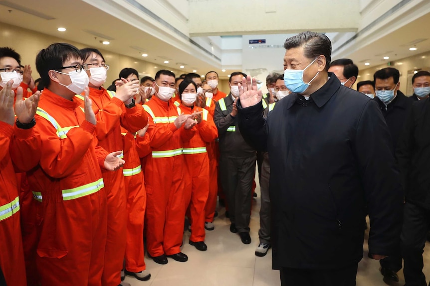 Chủ tịch Trung Quốc Tập Cận Bình thăm một nhà máy.
